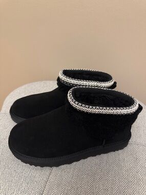 NEW UGG Classic Ultra Mini Maxi Curly boots in black.